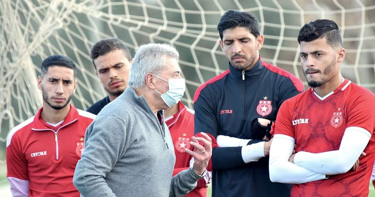 النجم الساحلي: تدريبات على العشب الاصطناعي وترخيص للجزائريين