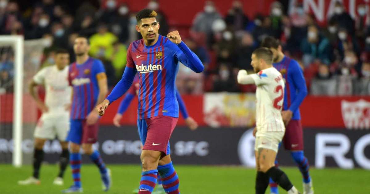 الدوري الإسباني: برشلونة يتعادل مع إشبيلية ويسدي خدمةً لغريمه الريال