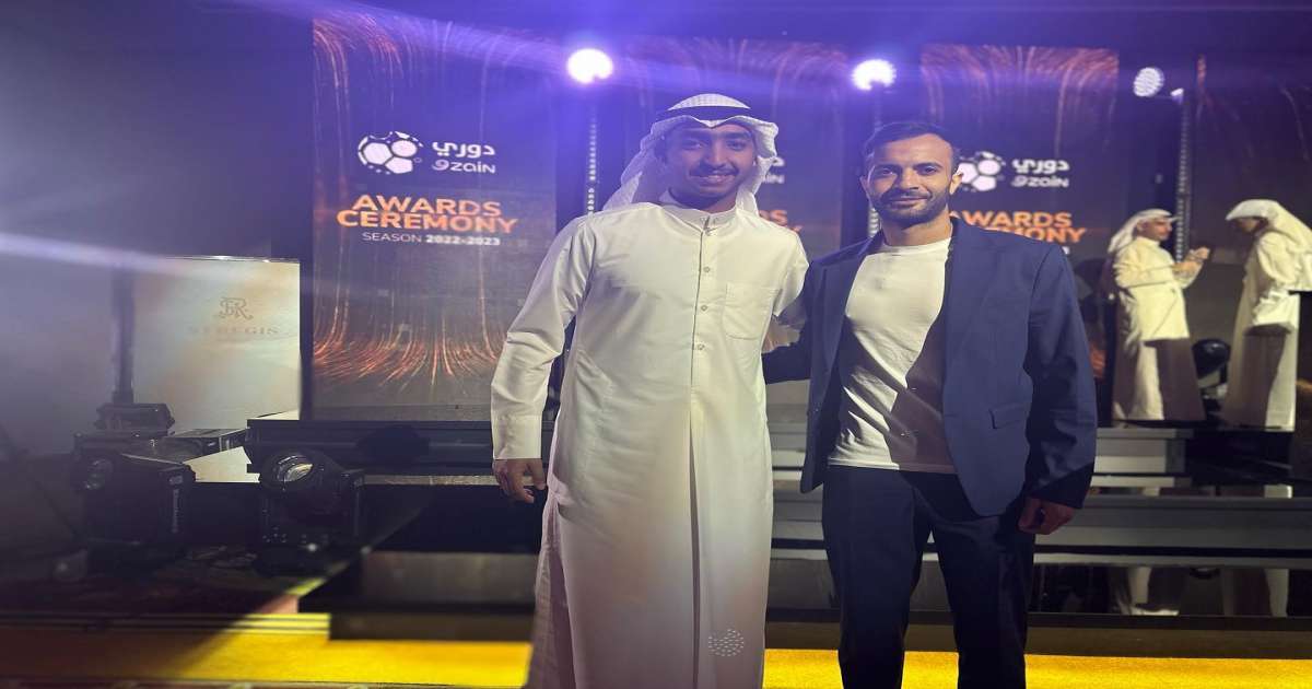 ياسين الخنيسي يستلم جائزة الحذاء الذهبي في الدوري الكويتي